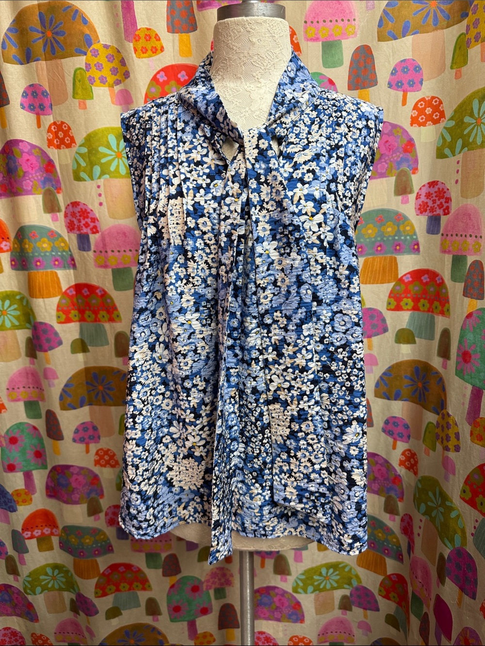 Tommy Hilfiger Blue and White Floral Sleeveless Tie-Neck Blouse. XL